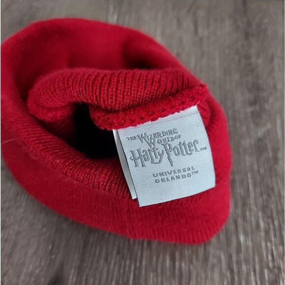 Harry Potter Gryffindor Winter Beanie Hat - Picture 4 of 4